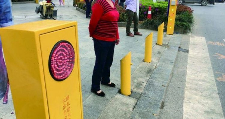 В Китае пешеходов-нарушителей обливают водой