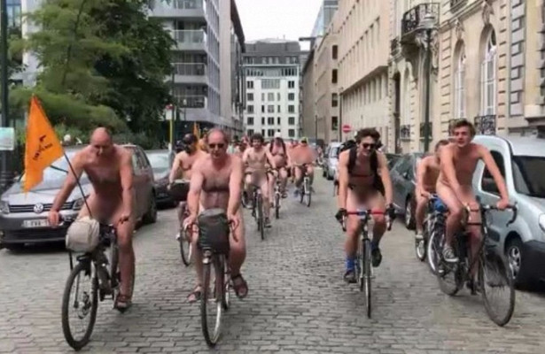 Абсолютно голые велосипедисты прокатились по Брюсселю