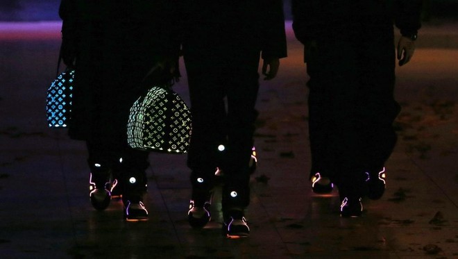 Louis Vuitton выпустил светящиеся сумки