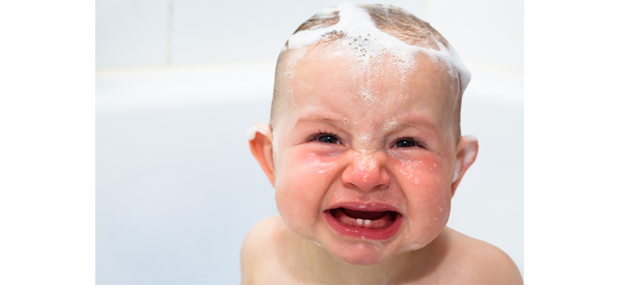 Ребёнок боится мыть голову. Что делать?