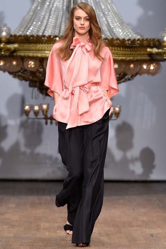 Блузка с бантом на шее