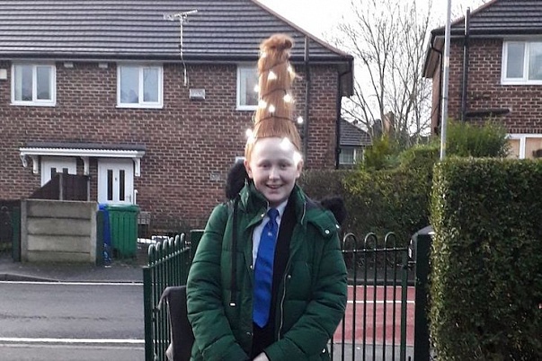 Девочку выгнали из школы из-за рождественской причёски