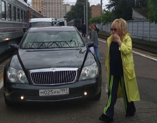 Алла Пугачева передвигается по железнодорожному вокзалу на автомобиле