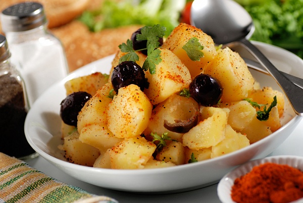 Картофельный салат с овощами и маслинами