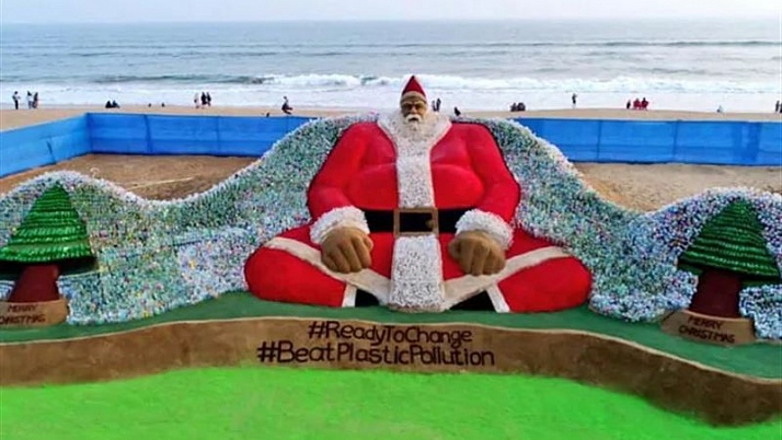 Мужчина сделал огромного Санта-Клауса из бутылок и песка