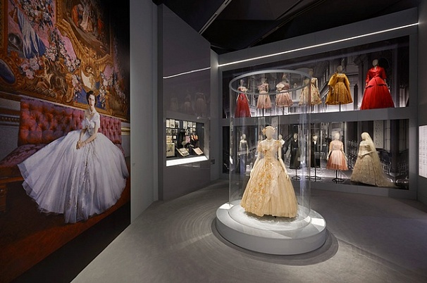 В Лондоне открылась масштабная выставка Christian Dior