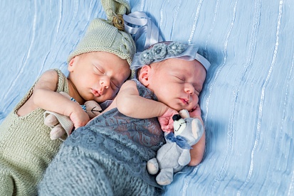 Как управиться с новорожденными близнецами?